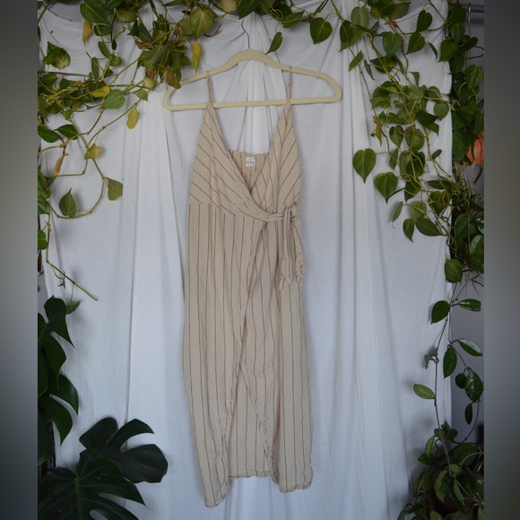 Urban outfitters linen wrap side tie dress with adjustable straps - Picture 2 of 3